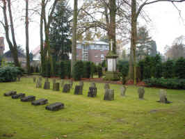 Gütersloh (Pankratiuskirche, Kriegsgräberstätte „Unter den Ulmen“), Foto © 2007 anonym