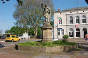 Bückeburg (Bahnhofsvorplatz), Foto © 2008 Bernd W. Tünnermann