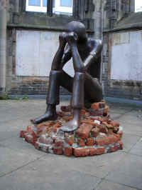 Skulptur „Prüfung“ von Edith Breckwoldt, Hamburg-Altstadt (Kirche St. Nikolai), Foto © 2006 Anonym