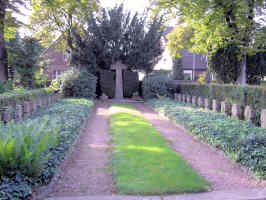 Kaarst-Büttgen (Ehrenfriedhof), Foto © 2005 Manfred Kels