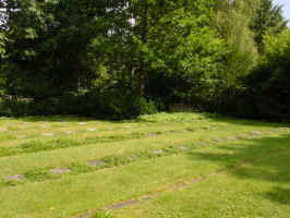 Lüneburg (Zentralfriedhof - Ehrenhain 5), Foto © 2004 Karin Offen