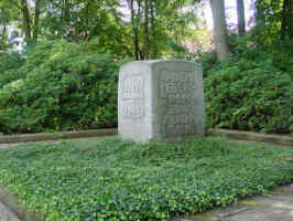 Lüneburg (Zentralfriedhof - Ehrenhain 3), Foto © 2004 Karin Offen