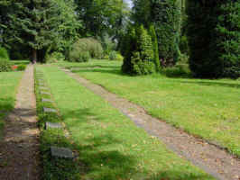 Lüneburg (Zentralfriedhof - Ehrenhain 6), Foto © 2004 Karin Offen