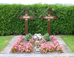Schwerzen (Soldatengrab + Gedenkplatte), Foto © 2006 W. Leskovar