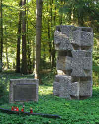 Waldkraiburg (Waldfriedhof), Foto © 2006 Anton Sterr